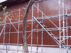 物置工事施工中